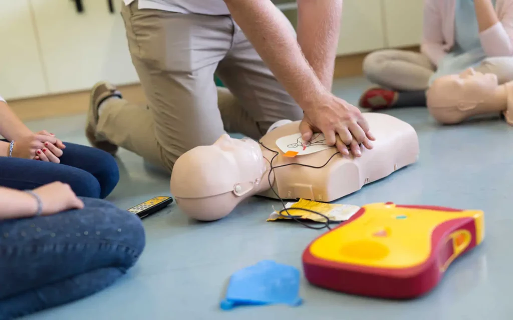bls aed podstawowe zabiegi resuscytacyjne safety4all akademia pierwszej pomocy szkolenia pierwszej pomocy 1600x1000 1